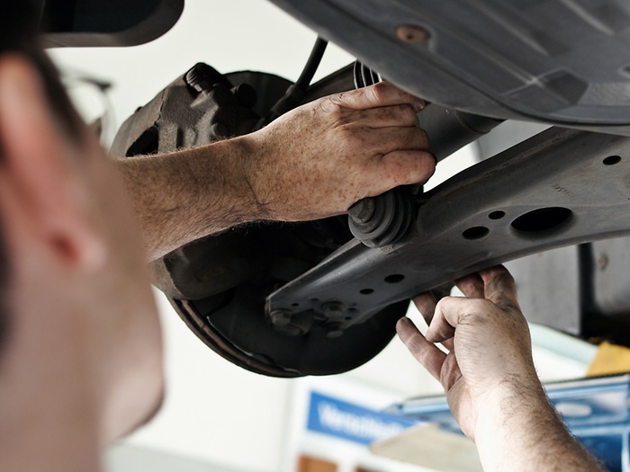 LEMFÖRDER workshop employee tighten control arms