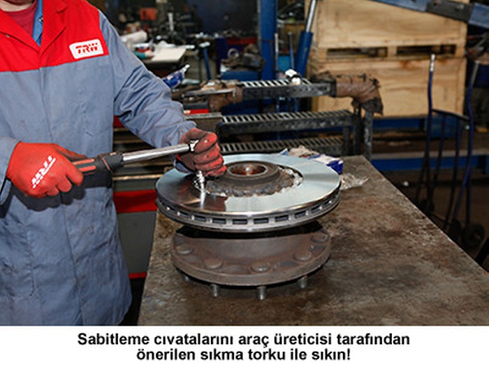 Bir kamyonda fren diskinin değiştirilmesi 